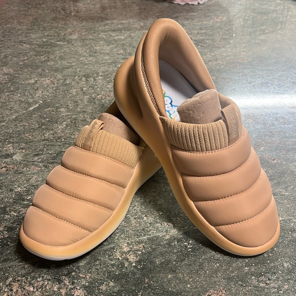 NWOT Kizik /Jet Puffed Slip on Shoes! 👟